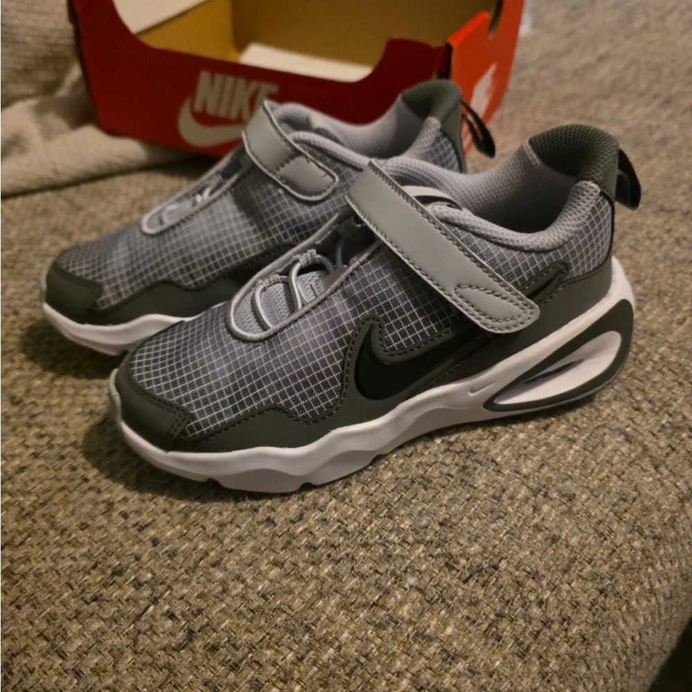 Nike Air Max Nova Kids Size 11.5